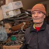 Il 79enne barese Tommaso De Carne da 53 anni gestisce una bottega in cui ripara ogni tipo di bicicletta